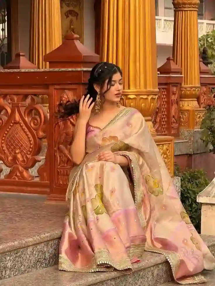 floral banarasi silk saree in pastel pink & cream β luxury wedding & festive wear πΈβ¨ floral banarasi silk saree in pastel pink & cream β luxury wedding & festive wear πΈβ¨